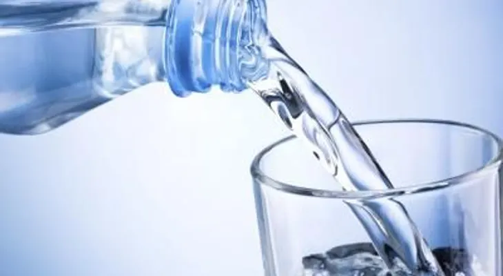 Beber mucha agua reduce el azúcar, el sodio y la ingesta de grasas