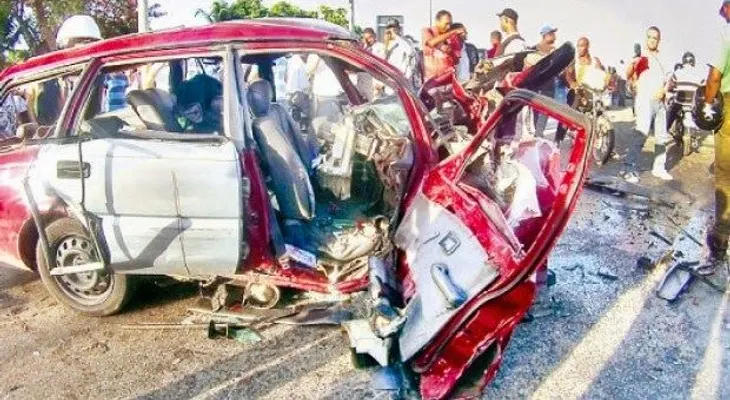Dos muertos y tres heridos al chocar dos carros