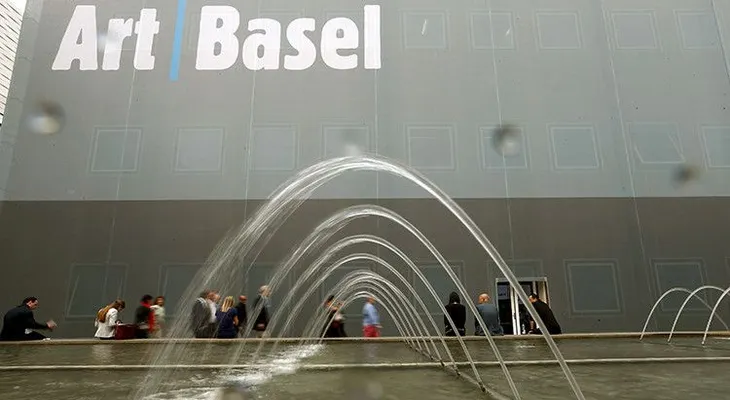 Apuñalan a una mujer y los asistentes creen que es una manifestación artística