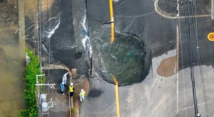 Al menos 3 muertos y 200 heridos por fuerte terremoto en Japón 