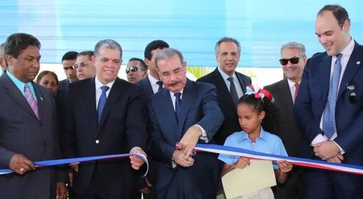  Danilo Medina entrega una estancia infantil y 13 aulas nuevas en Barahona