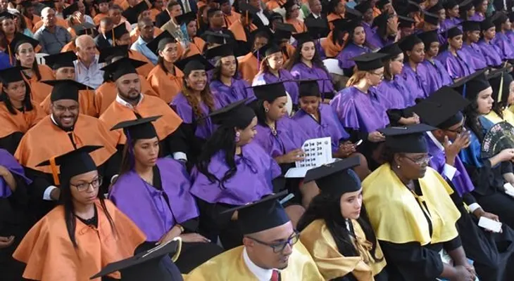 UASD inviste a 978 nuevos profesionales en honor a héroes del 14 de junio
