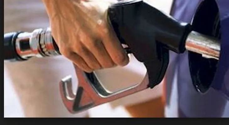 Gobierno baja los precios de los combustibles
