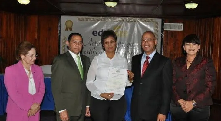 EdeEste entrega certificados a colaboradores por entrenamientos en 2014