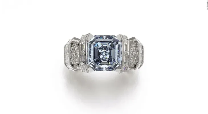 Este inusual diamante azul podría venderse esta semana por 25 millones de dólares