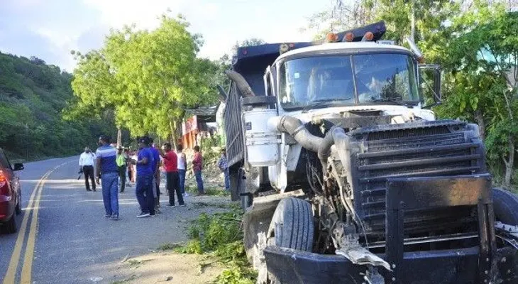 Camión pierde los frenos y mata tres personas en Navarrete