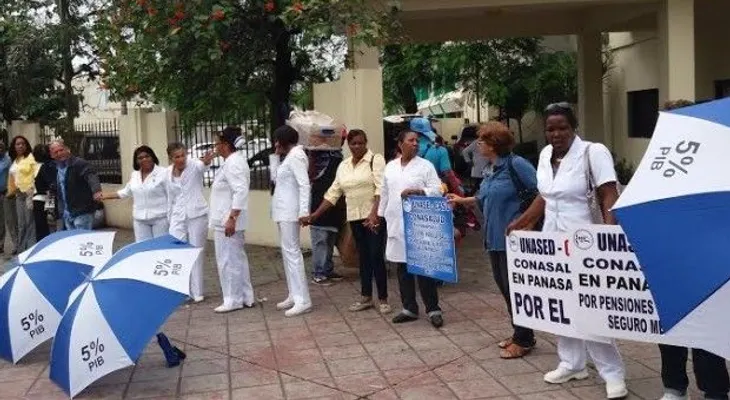Médicos realizan cadenas humanas en hospitales 