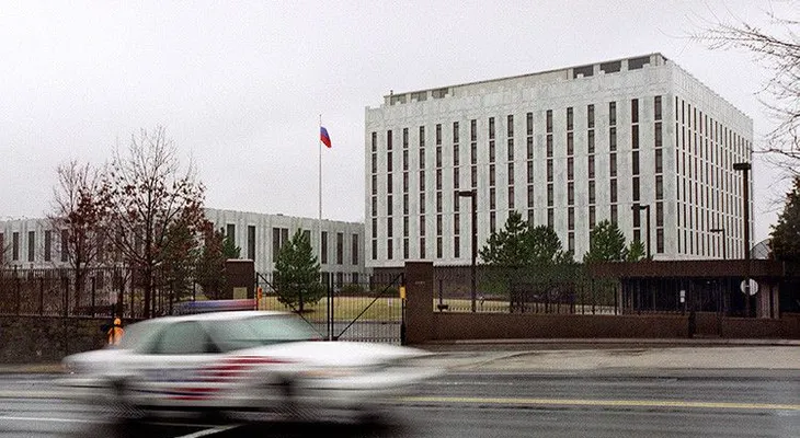 Conflicto: EE.UU. expulsa a 35 diplomáticos rusos y cierra dos supuestos complejos de Inteligencia