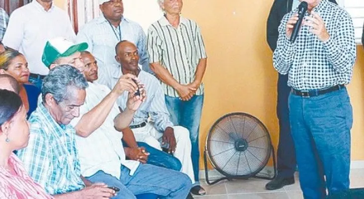 Danilo Medina visita  a productores de Neiba
