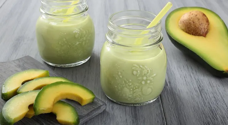 Batidos de aguacate y piña; batidos de aguacate y manzana; batido de aguacate y yogur