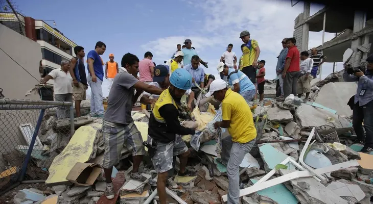 Ecuador devastado por fuerte terremoto; deja al menos 272 muertes