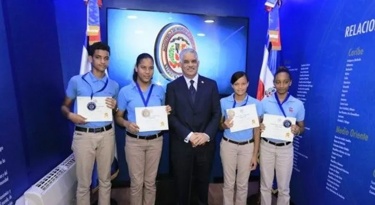 Miguel Vargas reconoce a estudiantes meritorios como "Embajadores Estudiantiles Honoríficos"