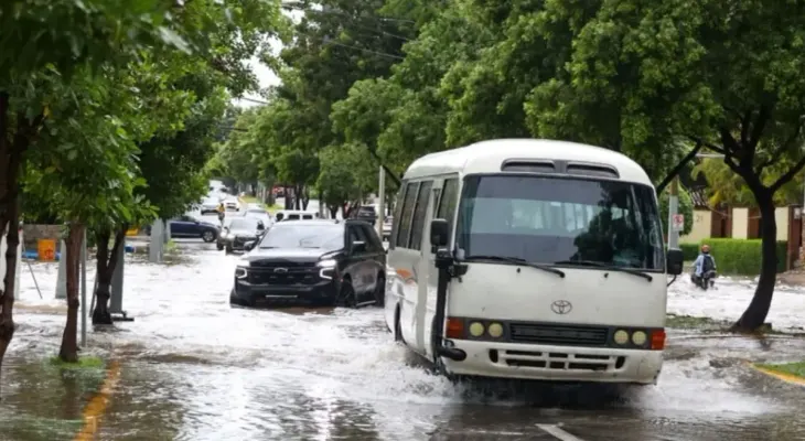 Lluvias colapsan puente en Monte Plata, inundan el sur y crecen ríos; aguaceros continuarán