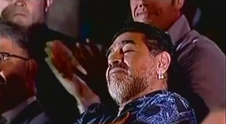 Maradona se duerme durante discurso de Nicolás Maduro