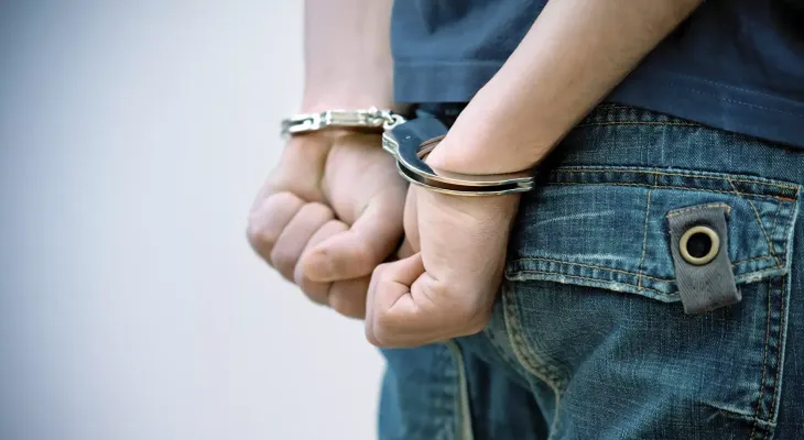 Detienen adolescente en una escuela de Inglaterra que apuñaló maestro