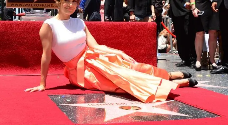 Jennifer López recibe su estrella en el Paseo de la Fama de Hollywood  