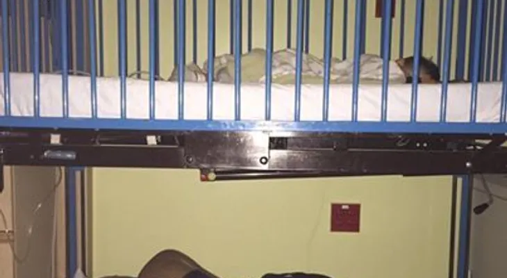 La conmovedora foto de un padre que duerme bajo la cuna de su hijo enfermo