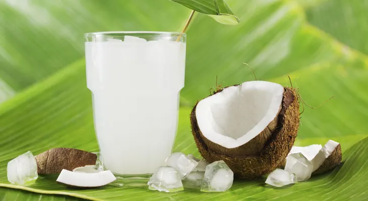 10 razones para beber agua de coco