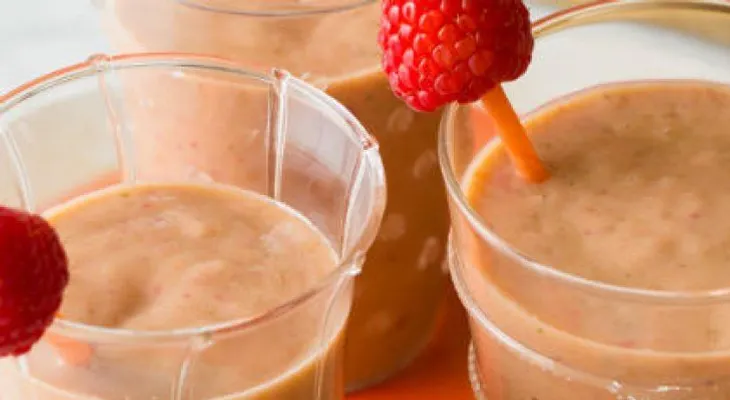 Smoothie de melocotón frambuesa y papaya