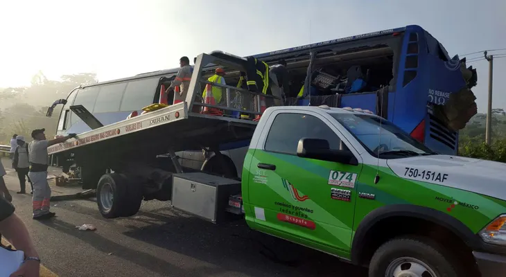 Hay ocho norteamericanos entre 12 muertos en accidente de autobús en México