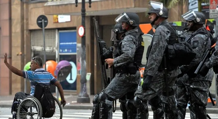 Policías desalojan con gases lacrimógenos familias en Santiago 