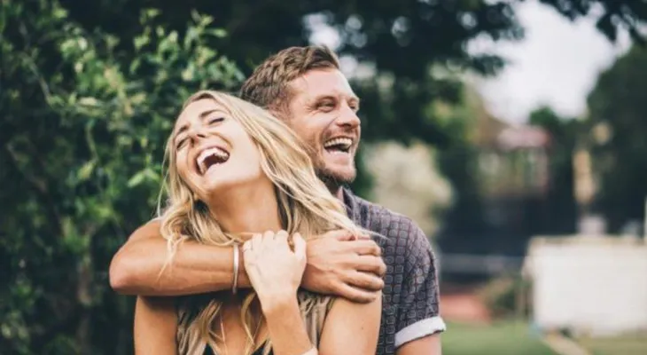 ¿Por qué un introvertido y un extrovertido puede ser el mejor tipo de pareja?