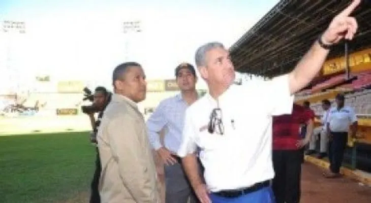 Danilo Medina instruye Ministerio OP reparar estadio Cibao, de Santiago