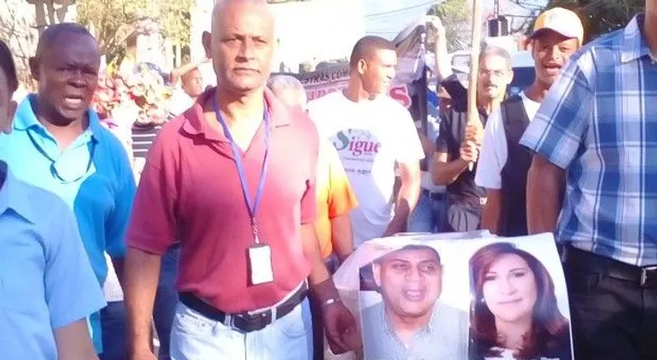 Simulan entierro de funcionarios en protesta por falta de agua y apagones 