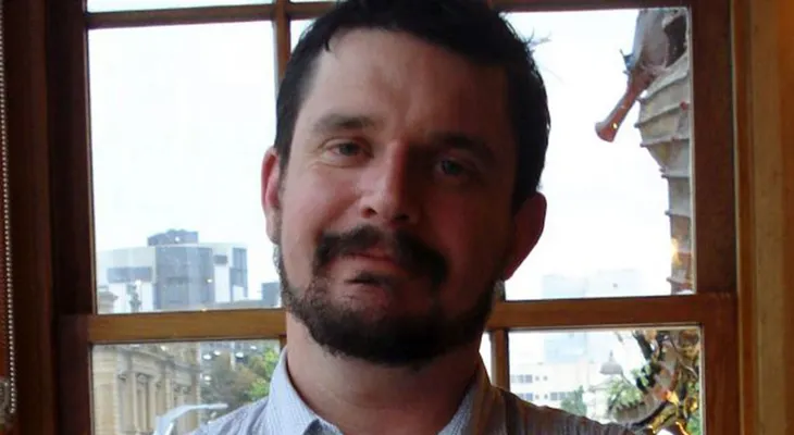 "Mi nombre es Gregor y soy alcohólico": la carta de un periodista que conmueve a padres e hijos
