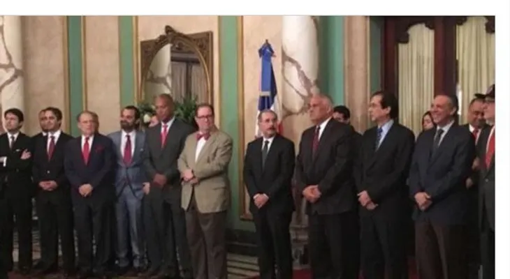 Danilo Medina honra equipo Leones del Escogido con encuentro