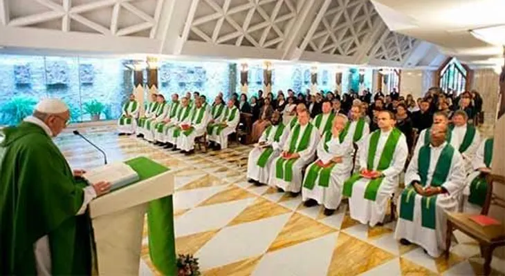 Iglesia acusa políticos de vivir un mundo de lujos y privilegios, alejándose de los marginados