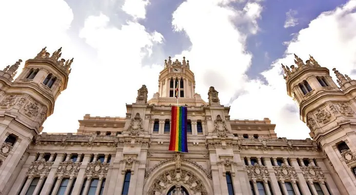 París comparte el título de ciudad del amor con Madrid durante el Orgullo