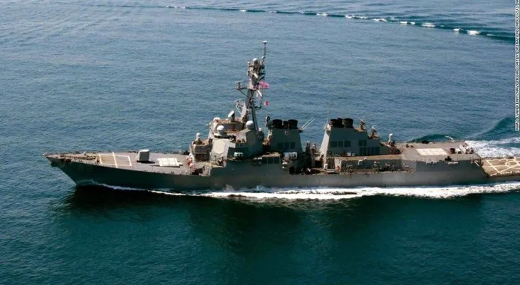 Destructor de EE.UU. pasa cerca de una isla en el mar Meridional de China