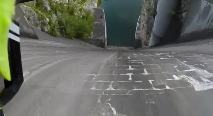 Video: Descenso de un ciclista extremo por la pared de una represa