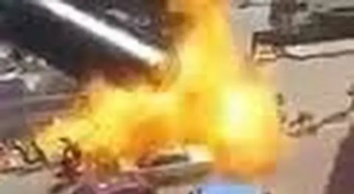 IMPACTANTE: Salen ardiendo tras intentar robar petróleo de un camión cisterna 
