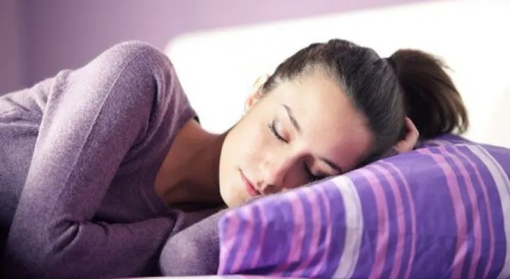 7 motivos para empezar a dormir de lado izquierdo