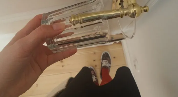 Un truco muy genial: coloca un vaso de cristal en la manija de la puerta y la seguridad en el hotel o en tu casa estará garantizada