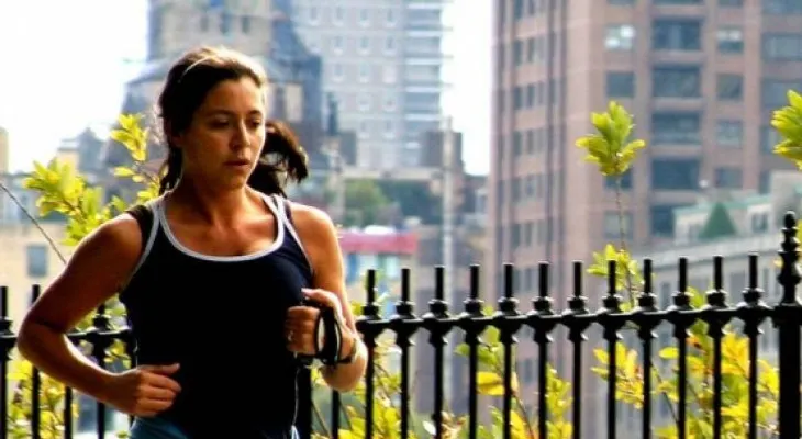 Ponte en forma con las rutinas de ejercicio de moda (Video)