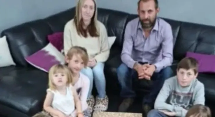 El padre movió este espejo y descubrió este gran secreto 