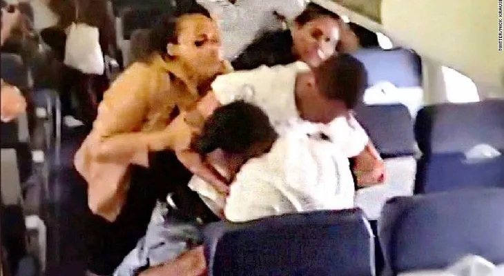 Sucedió otra vez: dos pasajeros pelean a bordo de un avión