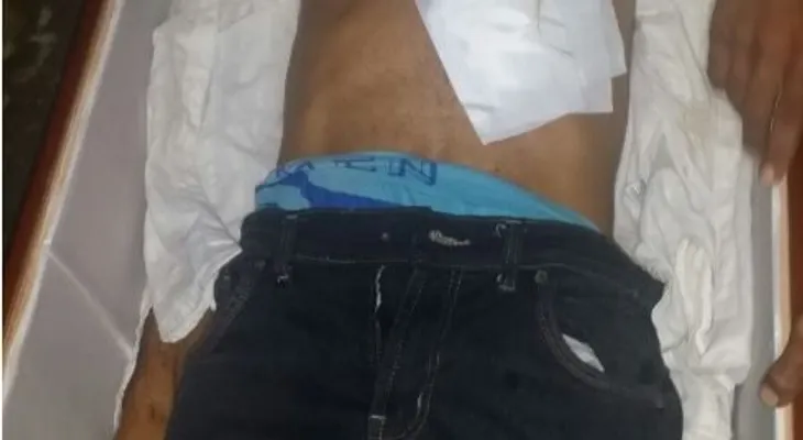 Hallan muerto a un hombre en su vivienda tras herirse al caer sobre una botella (VIDEO)