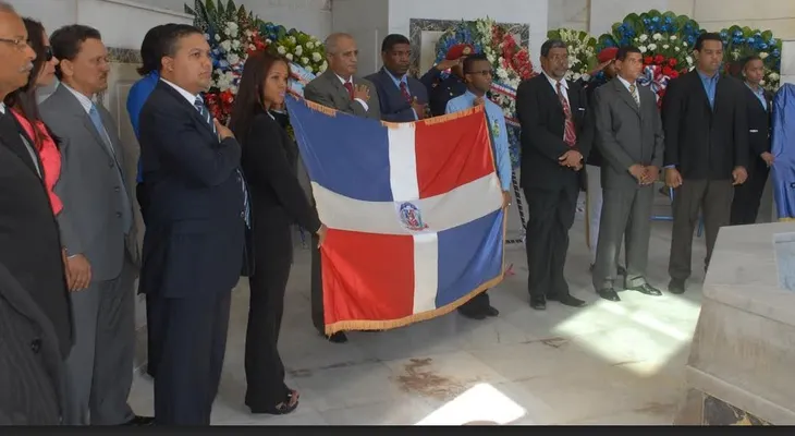 Oficina Técnica de Transporte Terrestre deposita ofrenda floral por mes de la patria