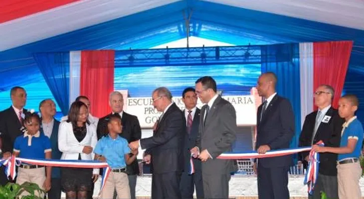 Presidente Medina junto al ministro Andrés Navarro entrega en Villa Altagracia moderno plantel escolar