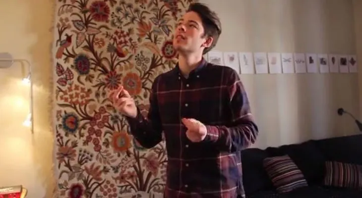 Increible, un joven toca la canción de Super Mario Bros, chasqueando los dedos