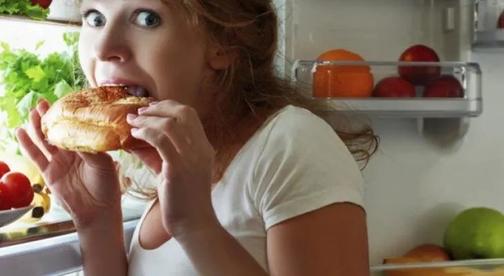 7 explicaciones de que haya días que no puedes parar de comer 