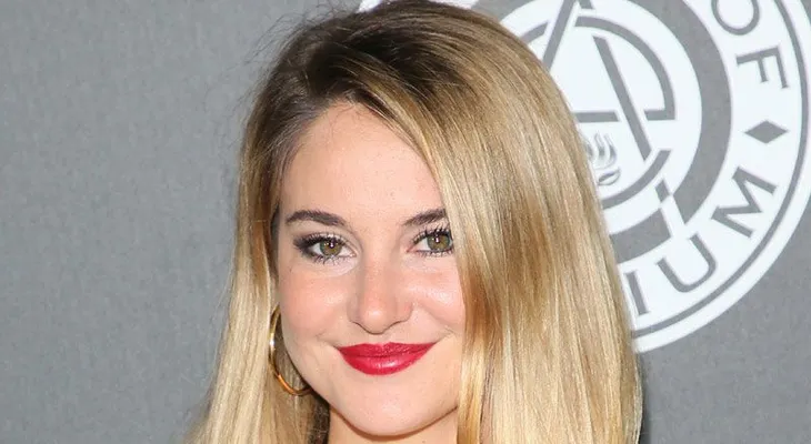 La actriz Shailene Woodley encabeza la nueva moda de no limpiarse la melena por 30 días 