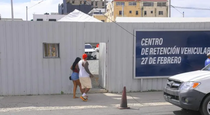 Extranjeros esperan devolución de vehículos retenidos tras el partido RD-Haití