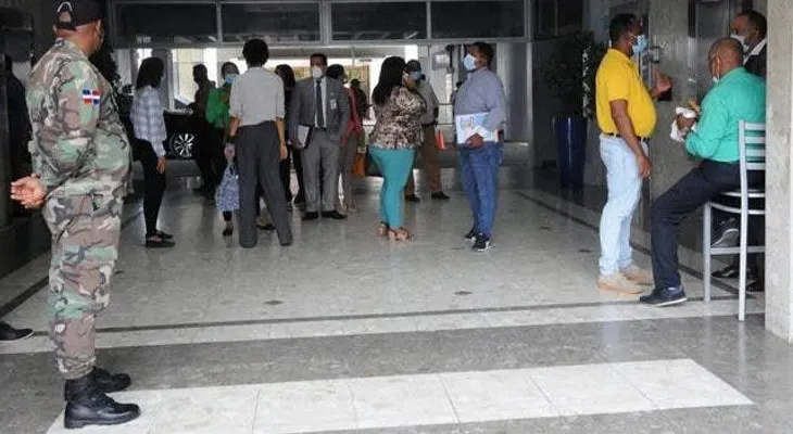 Abinader dispone empleados públicos trabajen hasta las 3:00 PM; el 40% desde sus casas