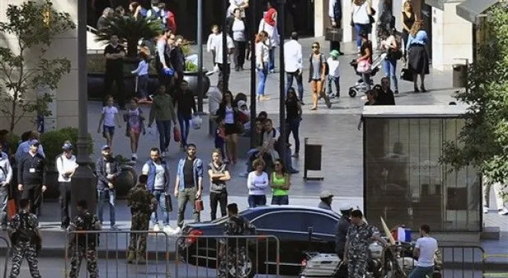 Presidente francés inicia visita a Medio Oriente en Líbano