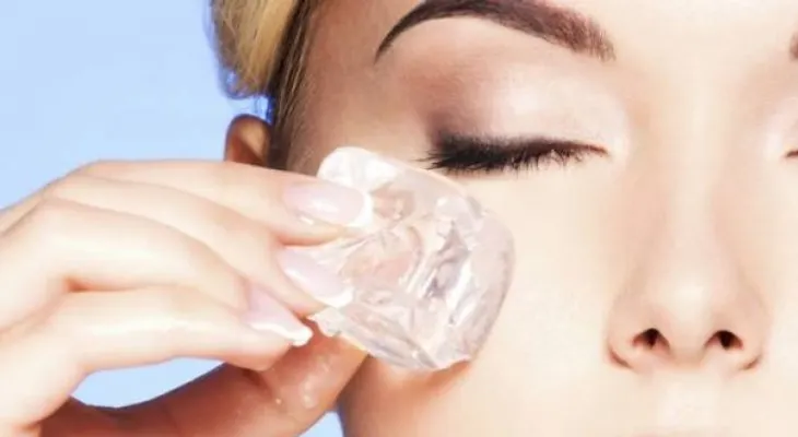 6 beneficios de aplicar cubos de hielo en la piel del rostro